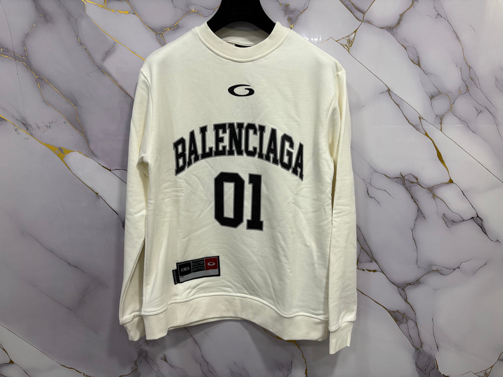 FELPA BALENCIAGA 01 stylish cream crewneck sweatshirt with bold black lettering on a marble backdrop.