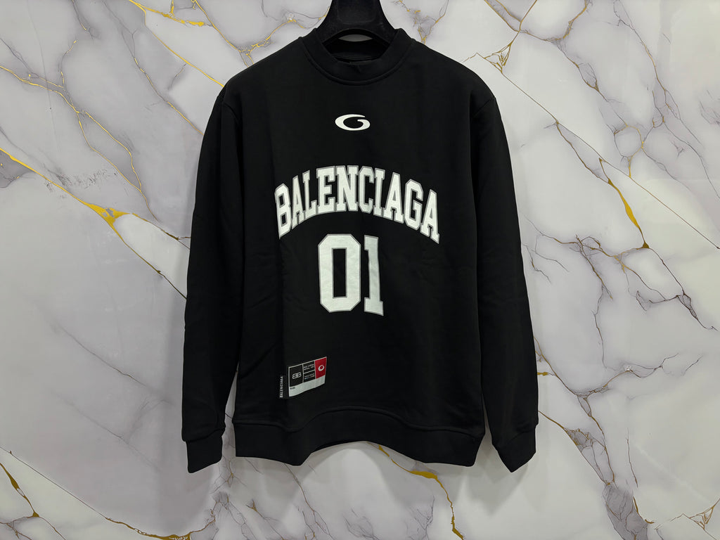 FELPA BALENCIAGA 01 black sweatshirt with large white lettering on a marble background.