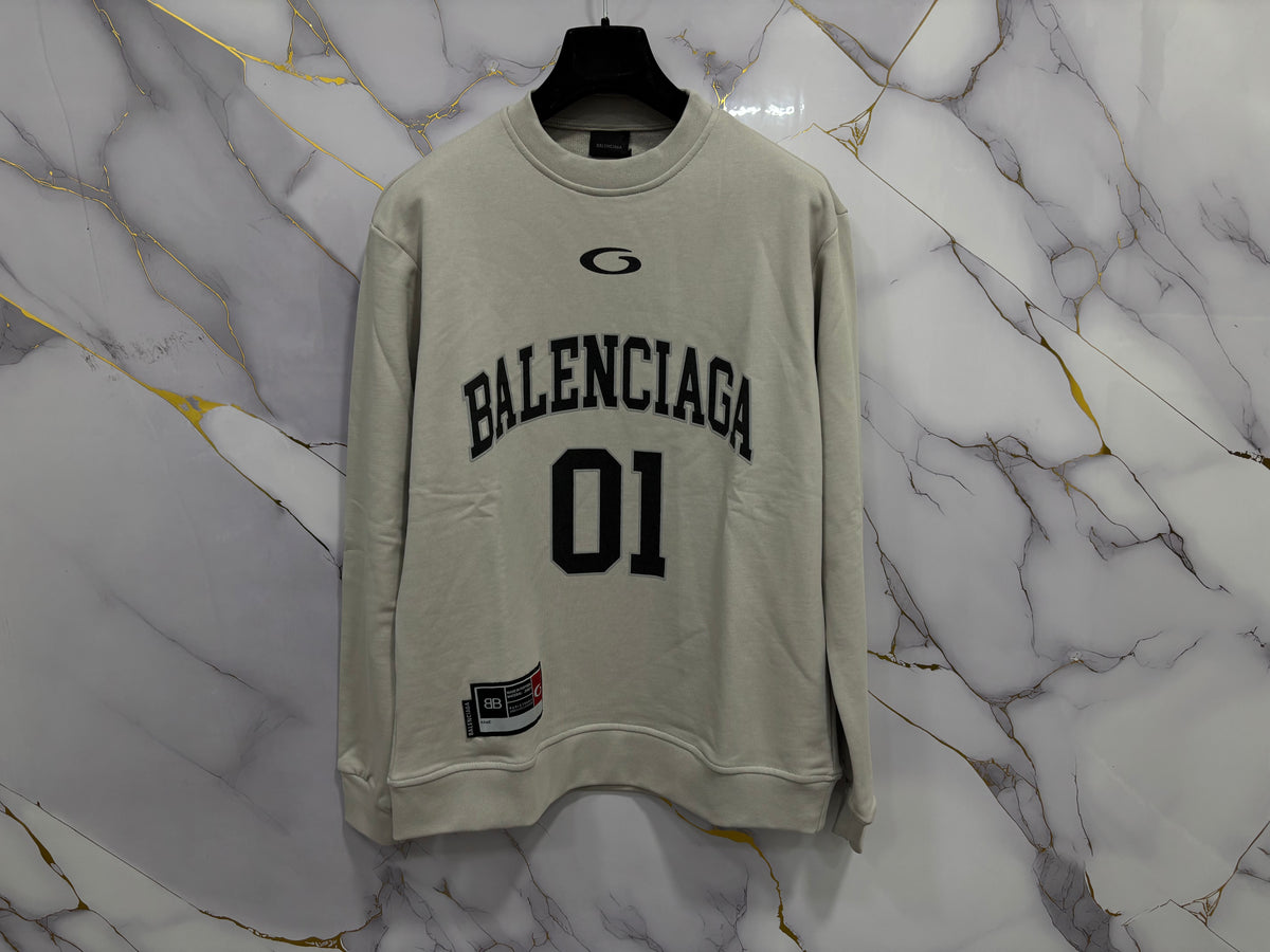 FELPA BALENCIAGA 01 sweatshirt displayed against a marble background.