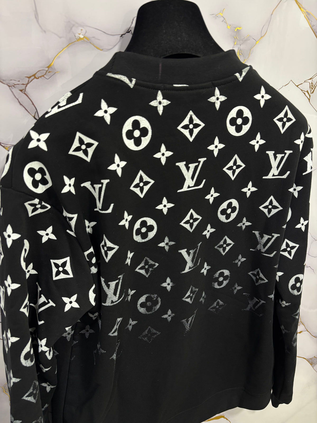 FELPA LV OLOGRAMMA featuring iconic black design and distinct white LV patterns on a stylish sweatshirt.