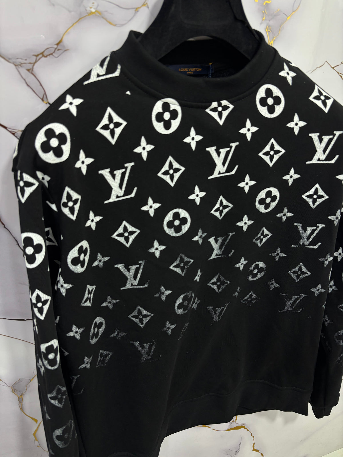 FELPA LV OLOGRAMMA featuring iconic Louis Vuitton logo design on a stylish black sweatshirt.