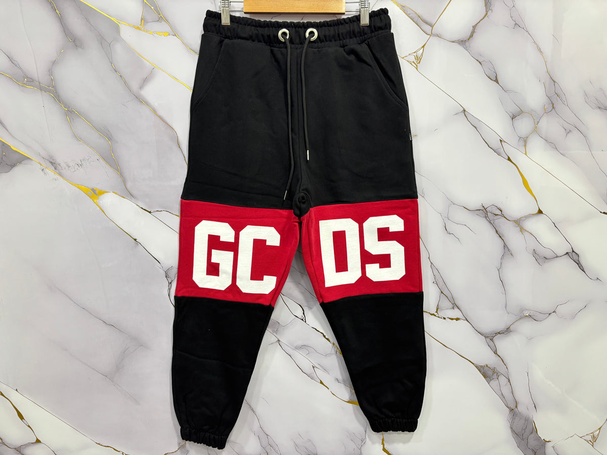 PANTALONE GCDS featuring bold red and black design, perfect for casual style and comfort.