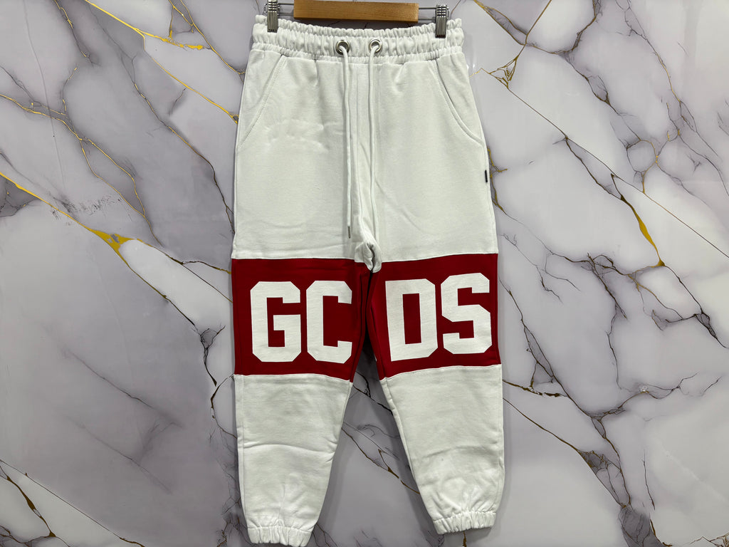 PANTALONE GCDS in white with red accents and bold lettering, perfect for casual styling and streetwear looks.