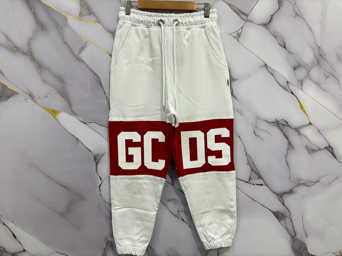 PANTALONE GCDS in white with red accents and bold lettering, perfect for casual styling and streetwear looks.