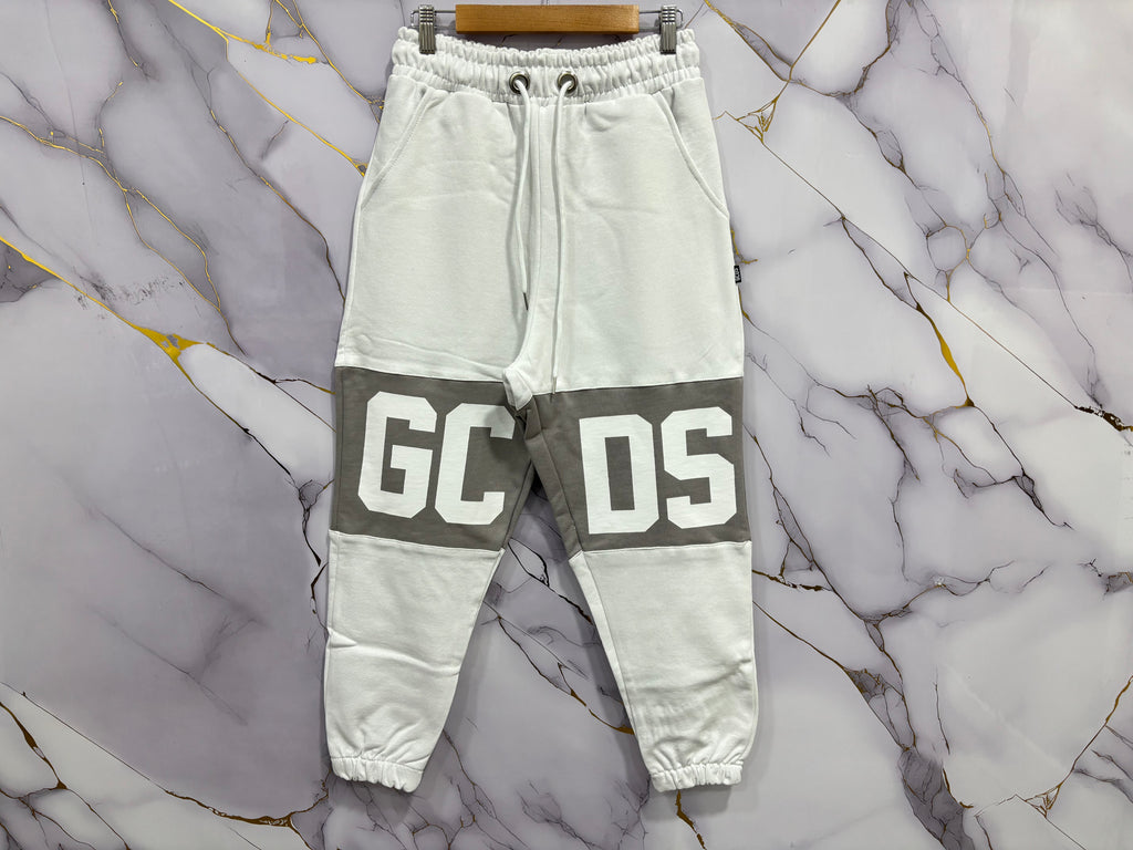 PANTALONE GCDS stylish white joggers with gray detailing and logo, perfect for casual wear.