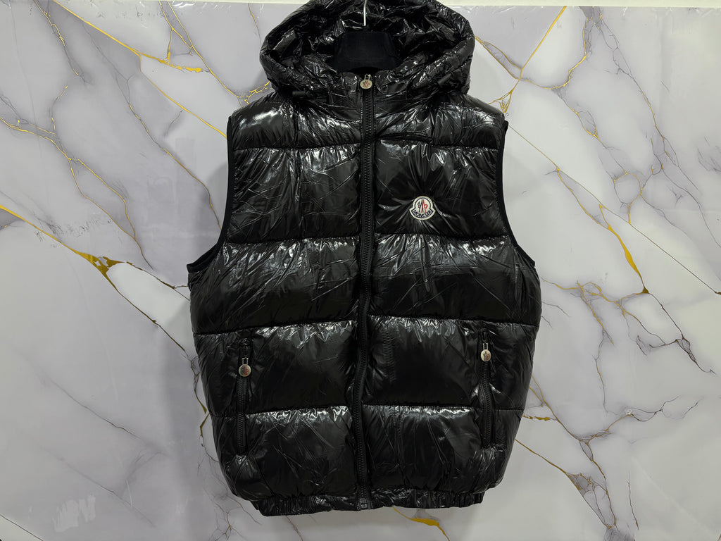 Stylish SMANICATO MONCLER vest in glossy black, perfect for layering and winter outfits.