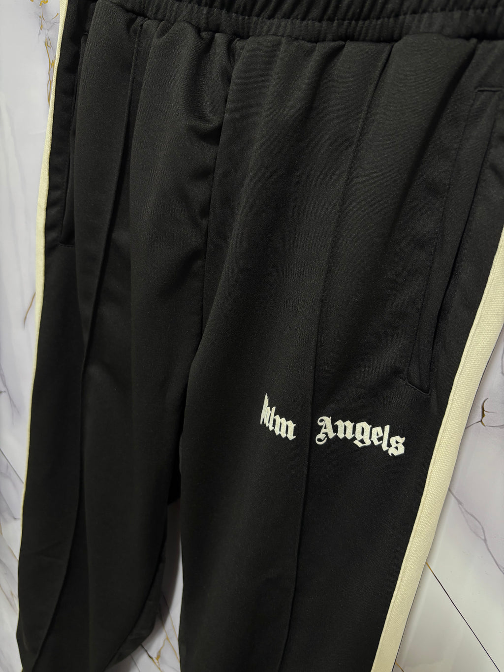 TUTA PALM CLASSICA black pants with white logo detail, perfect for casual or sporty outfits.